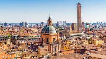 Un paisaje urbano con arquitectura histórica, incluyendo una cúpula destacada y una torre alta.