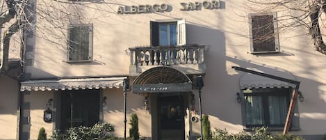 Un edificio con el letrero "Albergo Sapori" que indica que es un hotel.