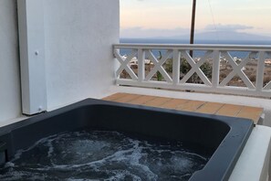 Suite, 2 Bedrooms, Sea View (Seasonal Hot Tub) | Bain à remous privé