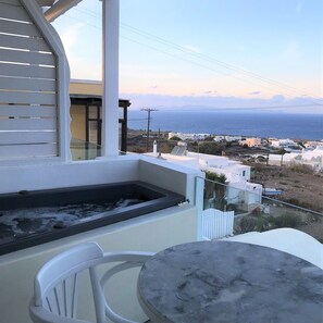 Arched Sea View Loft Suite with Seasonal Hot Tub | مغطس بمضخات للمياه