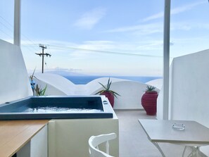 Two Level Maisonette with Sea view & Seasonal Hot Tub | Jetted tub - Muses Cycladic Suites (Santorini)