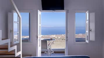 Luxury Loft (Seasonal Hot Tub) | Hypo-allergenic bedding, in-room safe, iron/ironing board, free WiFi