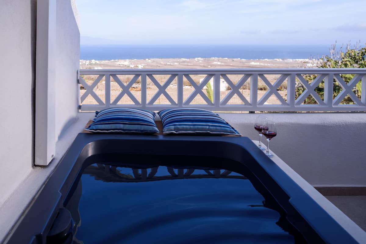 Suite, 2 Bedrooms, Sea View (Seasonal Hot Tub) | Vista a la playa o el mar