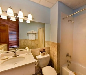 Kombination af bruser/badekar, gratis toiletartikler, hårtørrer