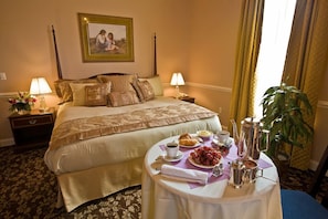 Egyptian cotton sheets, premium bedding, down comforters - Hotel Alcott (Cape May)