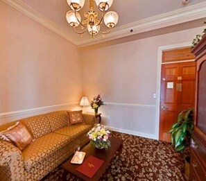 Lobby sitting area - Hotel Alcott (Cape May)
