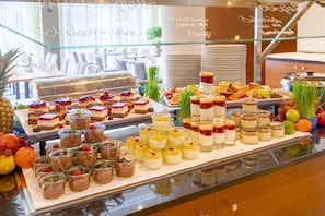 A buffet with various desserts and fruits. - Best Western Premier IB Hotel Friedberger Warte (Frankfurt)