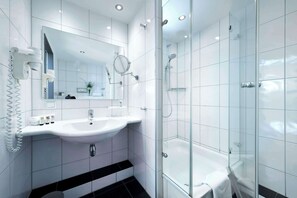 Amenidades de baño gratuitas, secadora de cabello, batas, pantuflas 