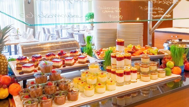 A buffet with various desserts and fruits. - Best Western Premier IB Hotel Friedberger Warte (Frankfurt)