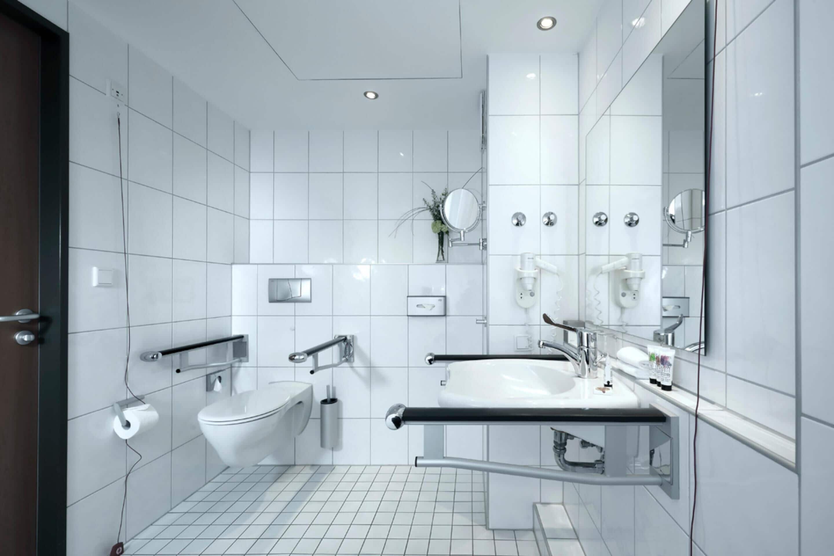 standard room, 1 king bed, accessible, city view | bathroom | free toiletries, hair dryer, bathrobes, slippers