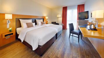 Habitación Business, 2 camas individuales, en la zona del patio | Ropa de cama hipoalergénica, minibar, caja fuerte y escritorio