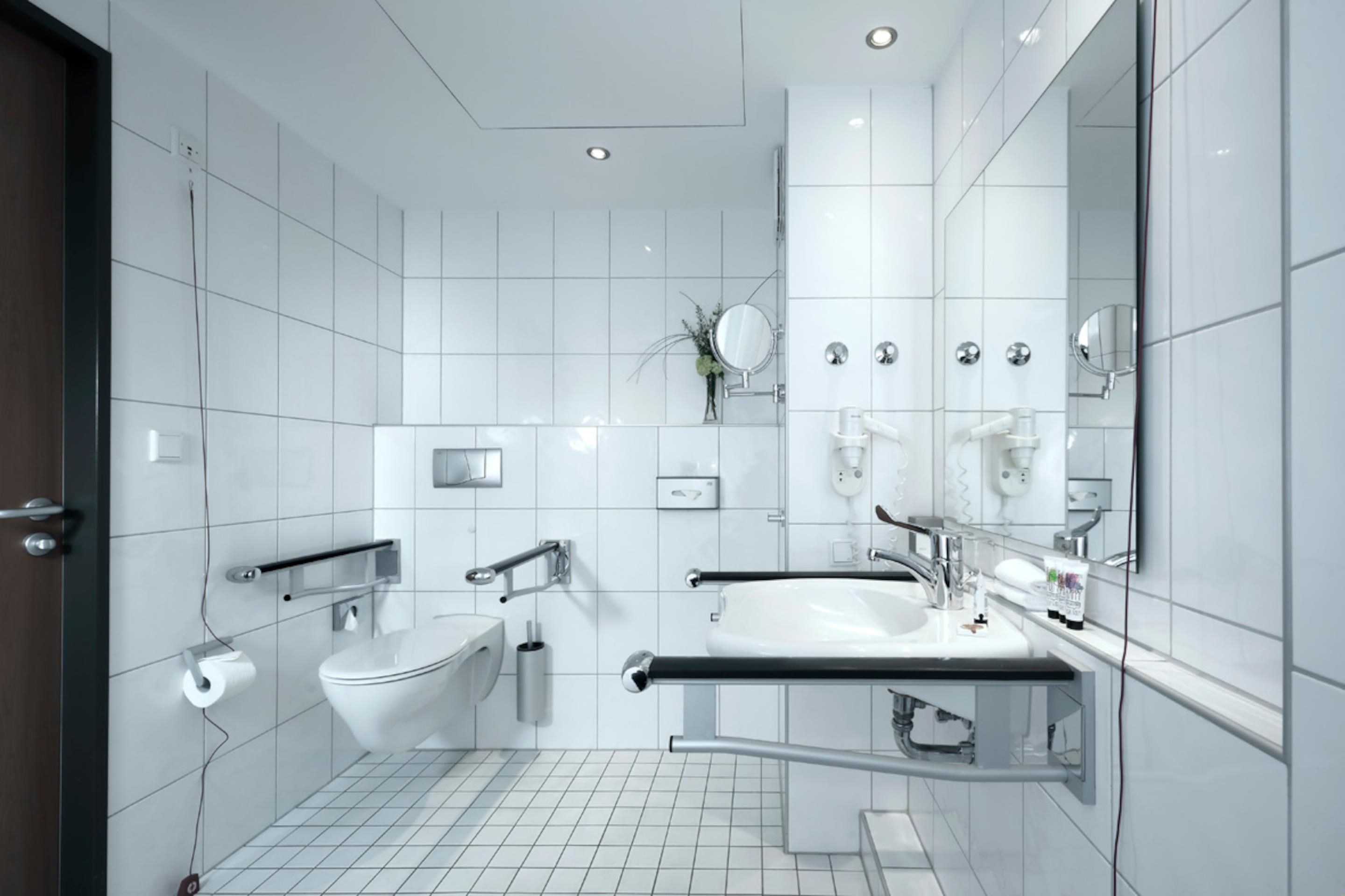 Standardzimmer | Badezimmer | Kostenlose Toilettenartikel, Haartrockner, Bademäntel, Hausschuhe