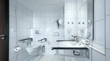 Standardzimmer | Badezimmer | Kostenlose Toilettenartikel, Haartrockner, Bademäntel, Hausschuhe