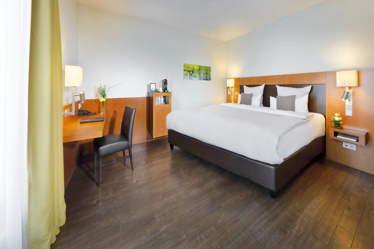 Hypo-allergenic bedding, minibar, in-room safe, desk
