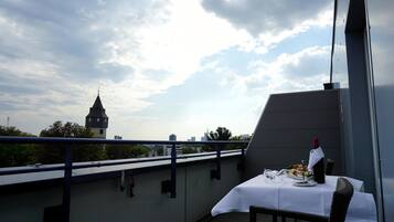 Minibar, Zimmersafe, Schreibtisch, Verdunkelungsvorhänge