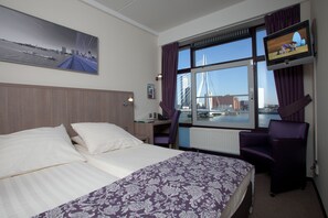 Habitación Deluxe con 2 camas individuales, vistas al río | Tabla de planchar con plancha, cunas, wifi gratis