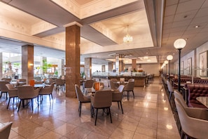 2 quầy bar/khu lounge, quầy bar bên hồ bơi