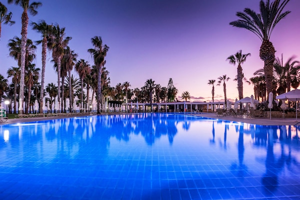 Indoor pool, 2 outdoor pools, pool umbrellas, pool loungers