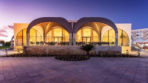 Un edificio moderno con amplias ventanas en arco y terraza.