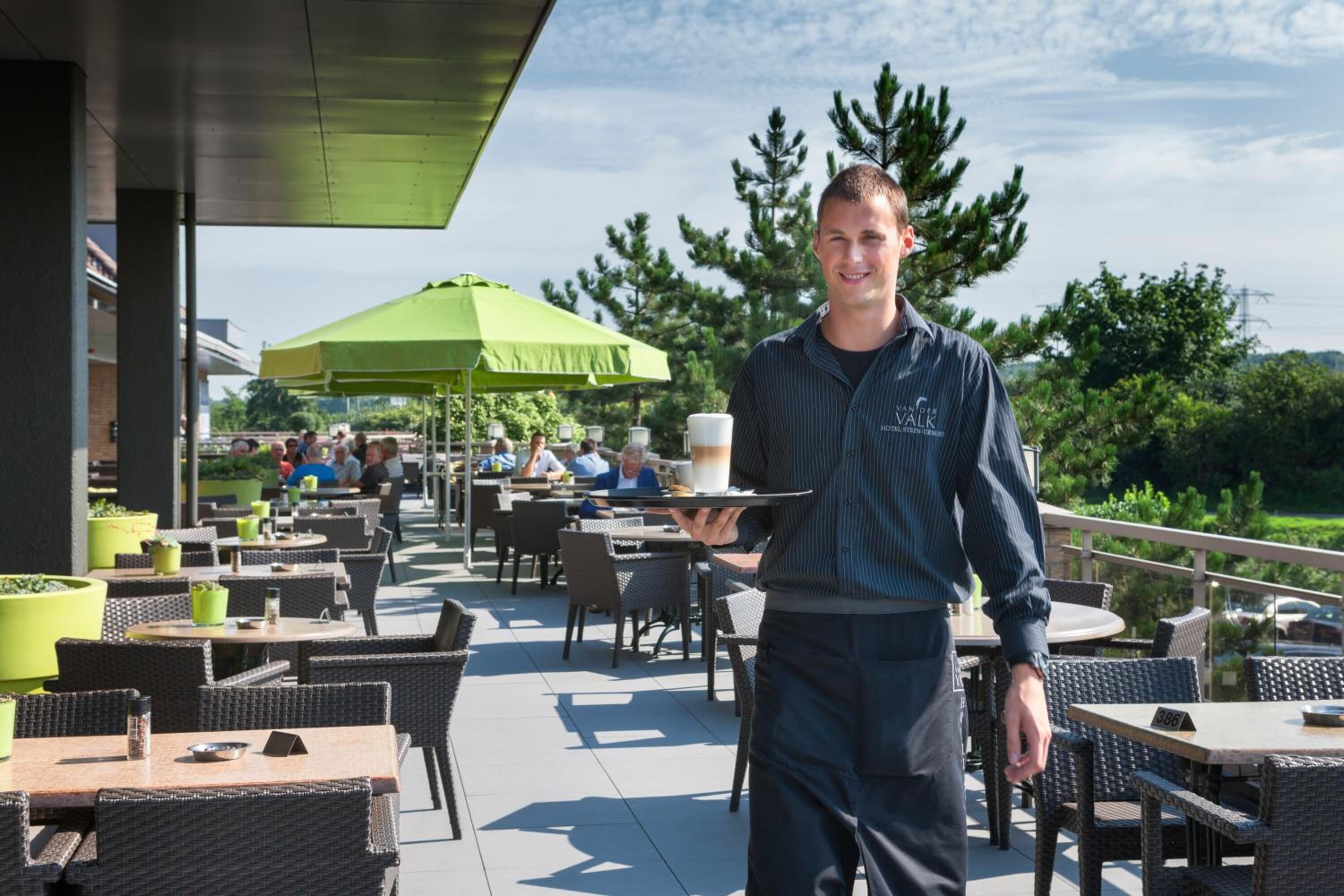 Petit déjeuner, déjeuner et dîner servis sur place