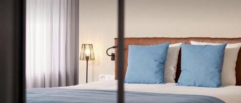 Brankas, meja kerja, ruang kerja ramah laptop, dan Wi-Fi gratis