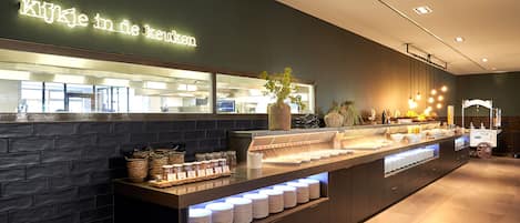 Petit déjeuner, déjeuner et dîner servis sur place