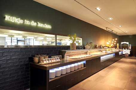 Se sirven desayunos, almuerzos y cenas. Van Der Valk Hotel Stein - Urmond