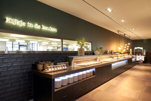 Frukost, lunch och middag serveras