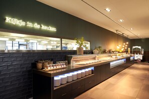 Petit déjeuner, déjeuner et dîner servis sur place
