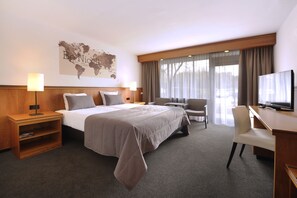 Habitación Confort doble | Caja fuerte, escritorio, espacio para trabajar con un portátil