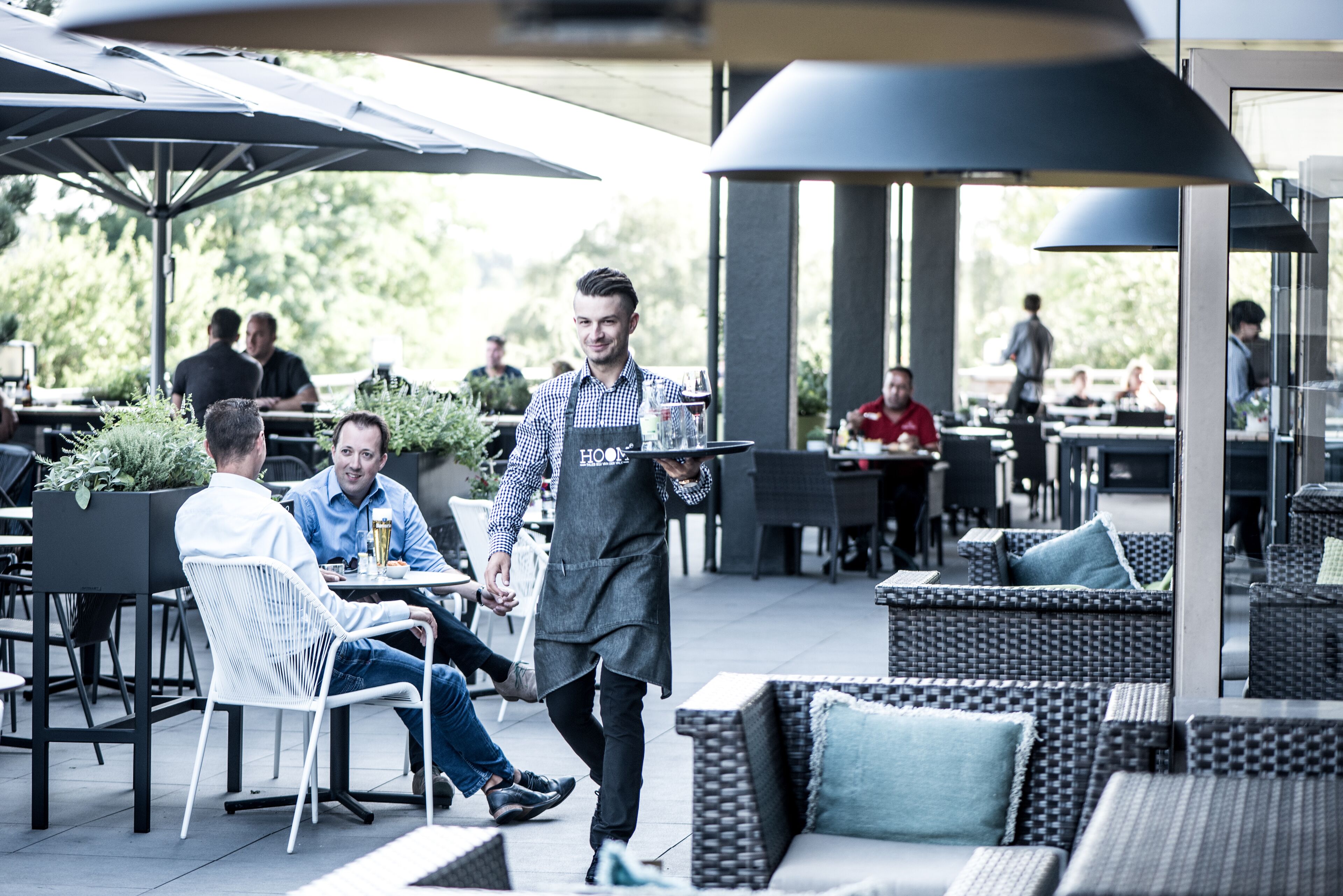 S&#x27;hi serveixen esmorzars, dinars i sopars 