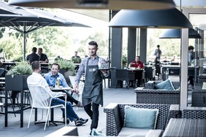 Petit déjeuner, déjeuner et dîner servis sur place