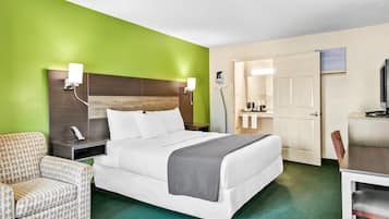 Habitación, 1 cama King size, con acceso para personas discapacitadas | Escritorio, tabla de planchar con plancha, wifi y ropa de cama