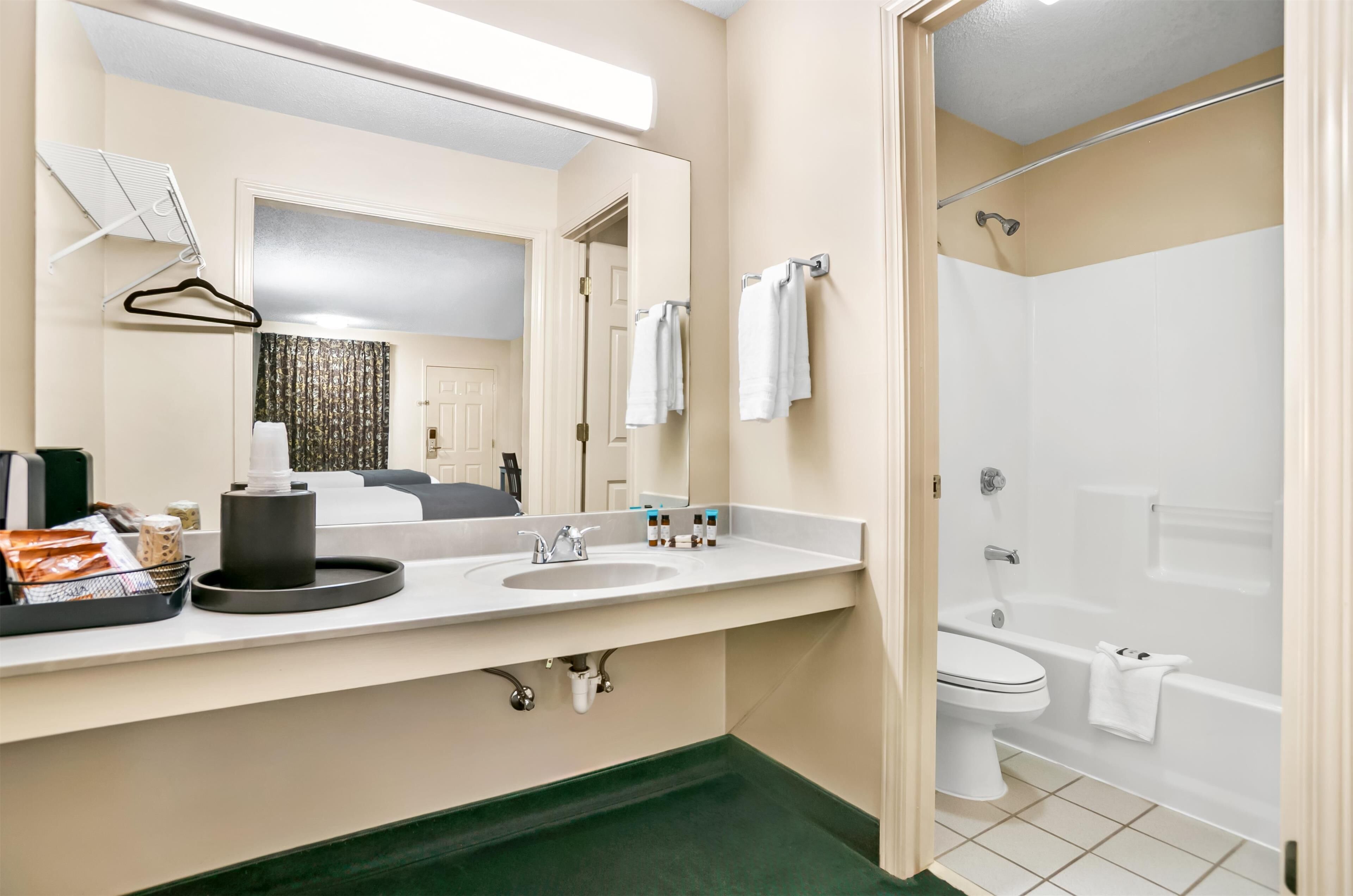 客房, 2 张双人床 | 浴室 | 环保洗浴用品、毛巾
