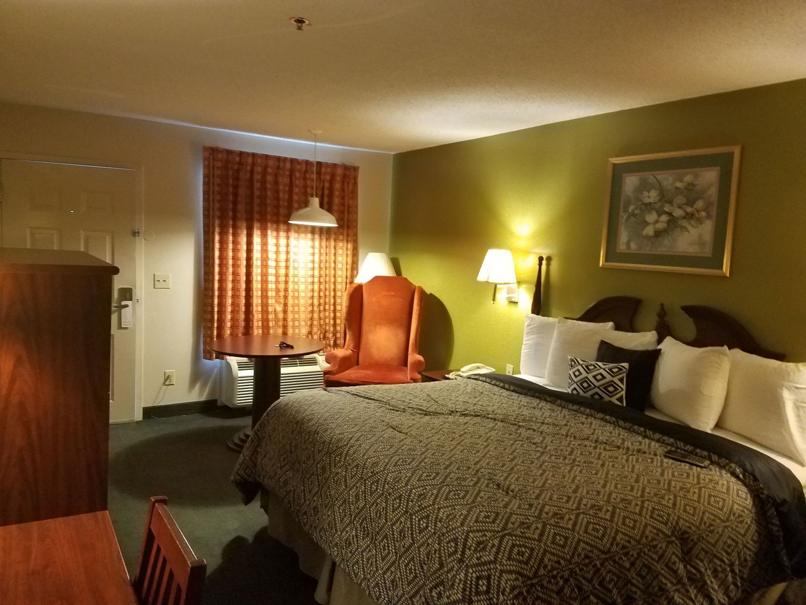Desk, iron/ironing board, WiFi, bed sheets