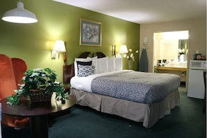 Room, 1 King Bed | Desk, iron/ironing board, WiFi, bed sheets