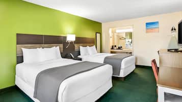 Habitación, 2 camas matrimoniales | Escritorio, tabla de planchar con plancha, wifi y ropa de cama