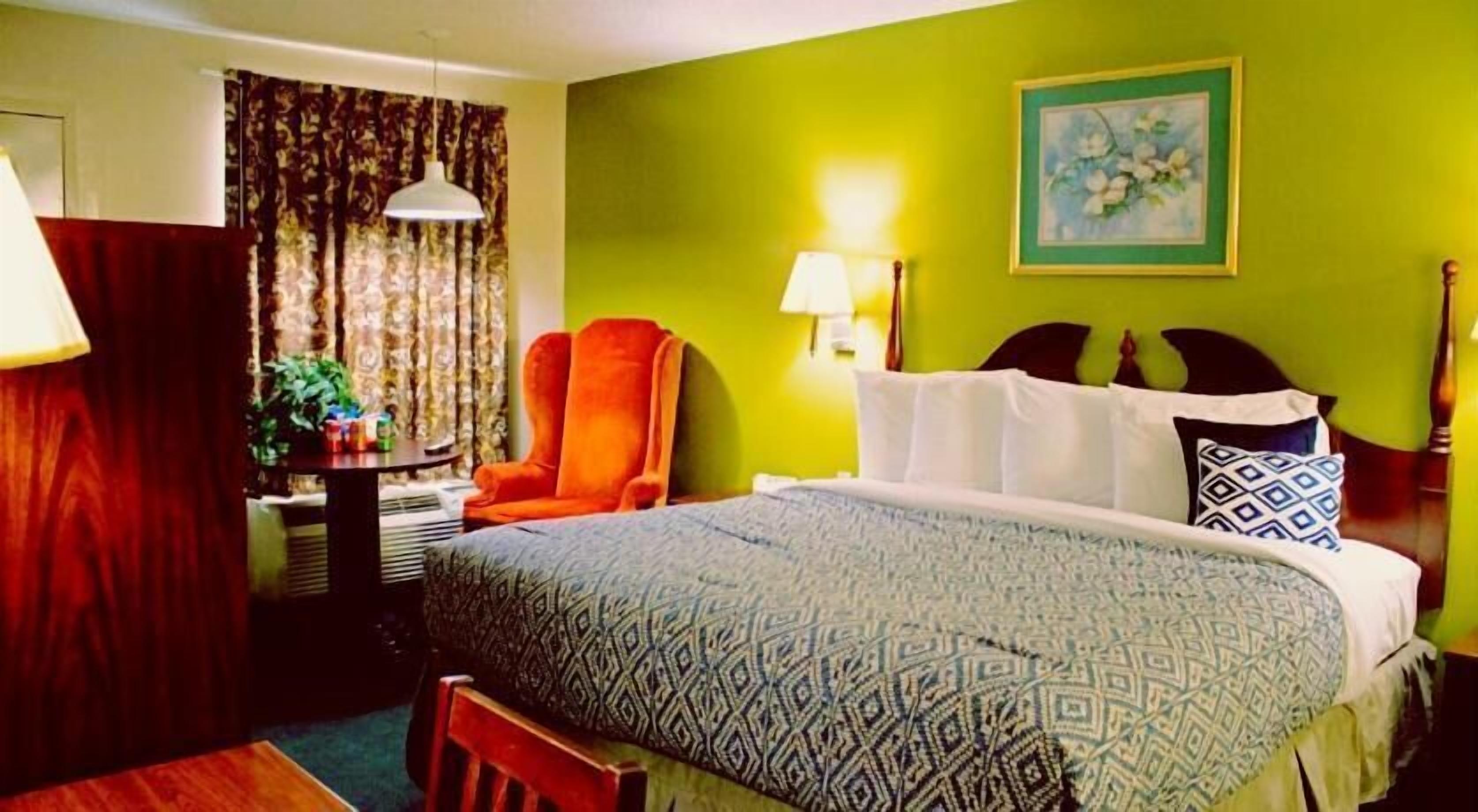 Desk, iron/ironing board, WiFi, bed sheets