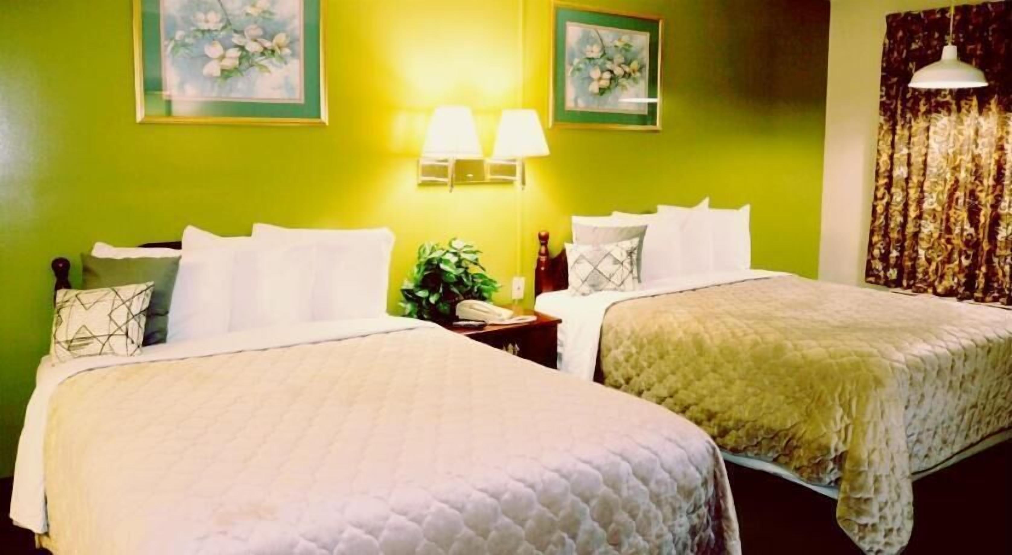 Desk, iron/ironing board, WiFi, bed sheets