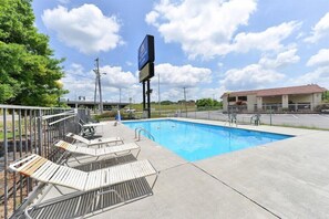 Seasonal outdoor pool - Americas Best Value Inn Suites Knoxville North (Knoxville)