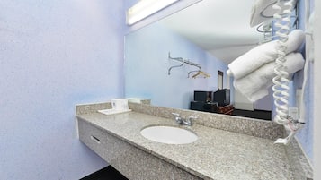 Produtos de toalete grátis, secador de cabelo, toalhas de banho