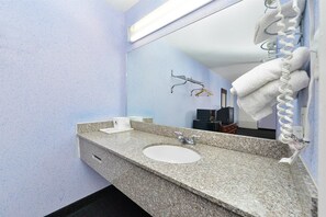 Ilmaiset hygieniatuotteet, hiustenkuivaaja, pyyhkeet