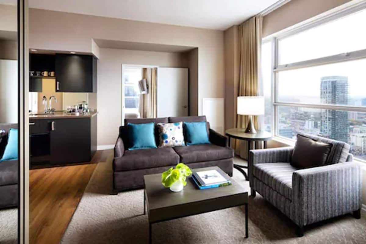 Tower ONE Suite | 고급 침구, 필로우탑 침대, 객실 내 금고, 책상