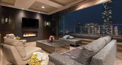 One King West Hotel & Residence