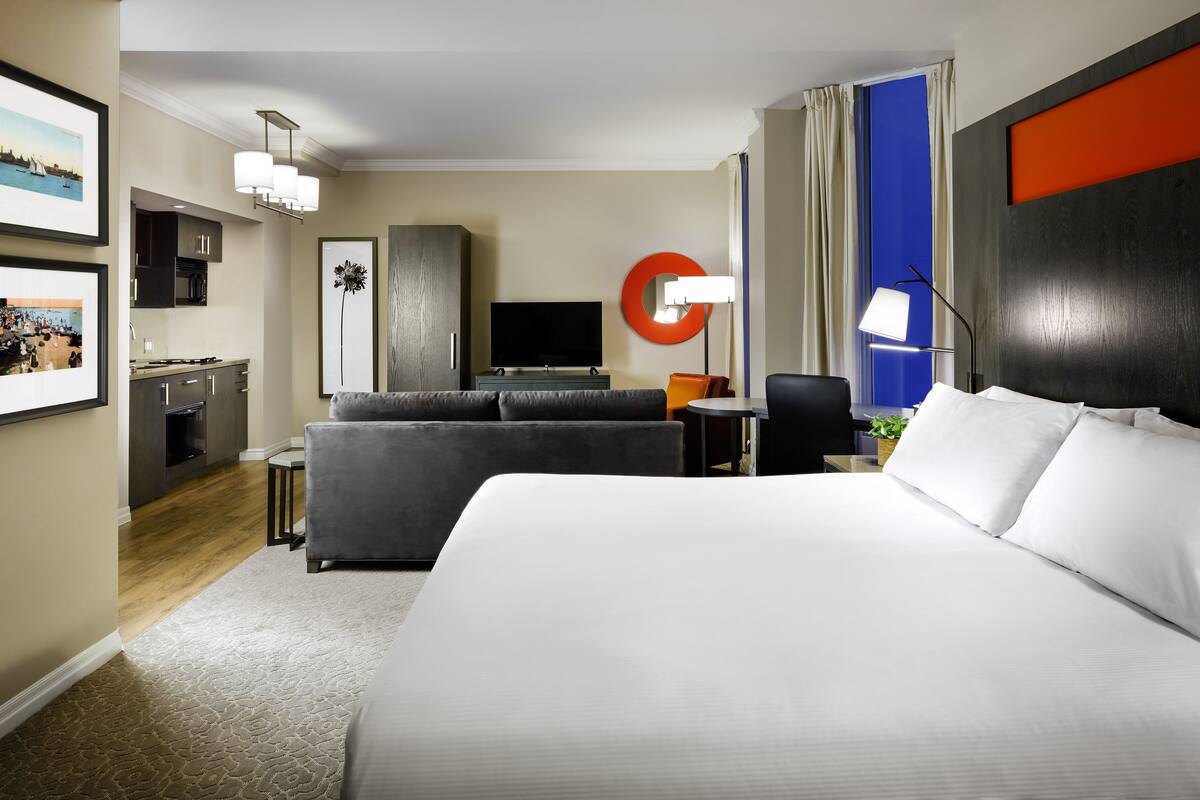 Historic Superior Suite, Internal View | 고급 침구, 필로우탑 침대, 객실 내 금고, 책상