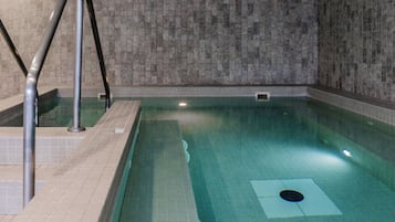 Indoor spa tub