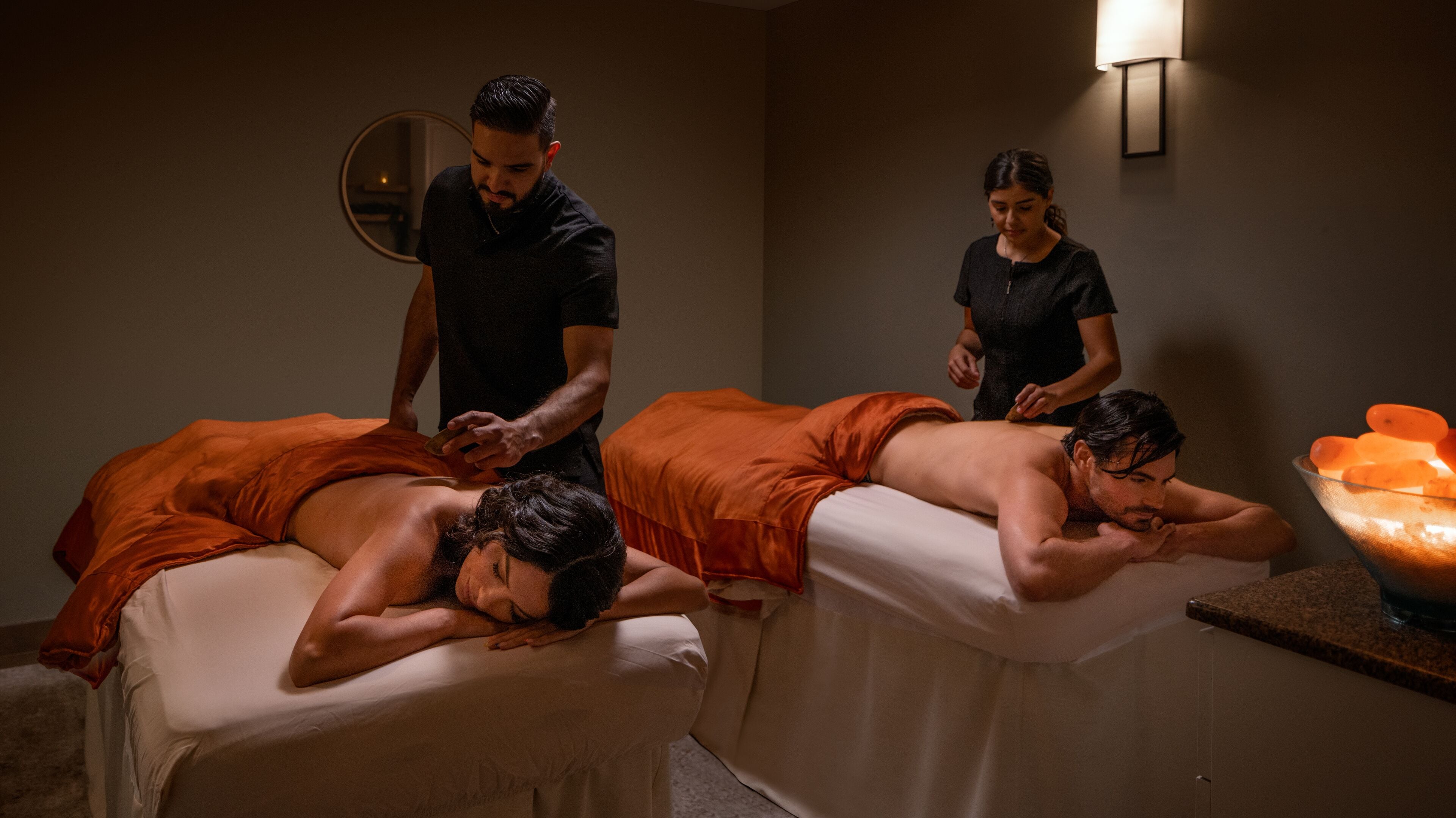 Ein Massageraum, in dem zwei Klienten Behandlungen erhalten.