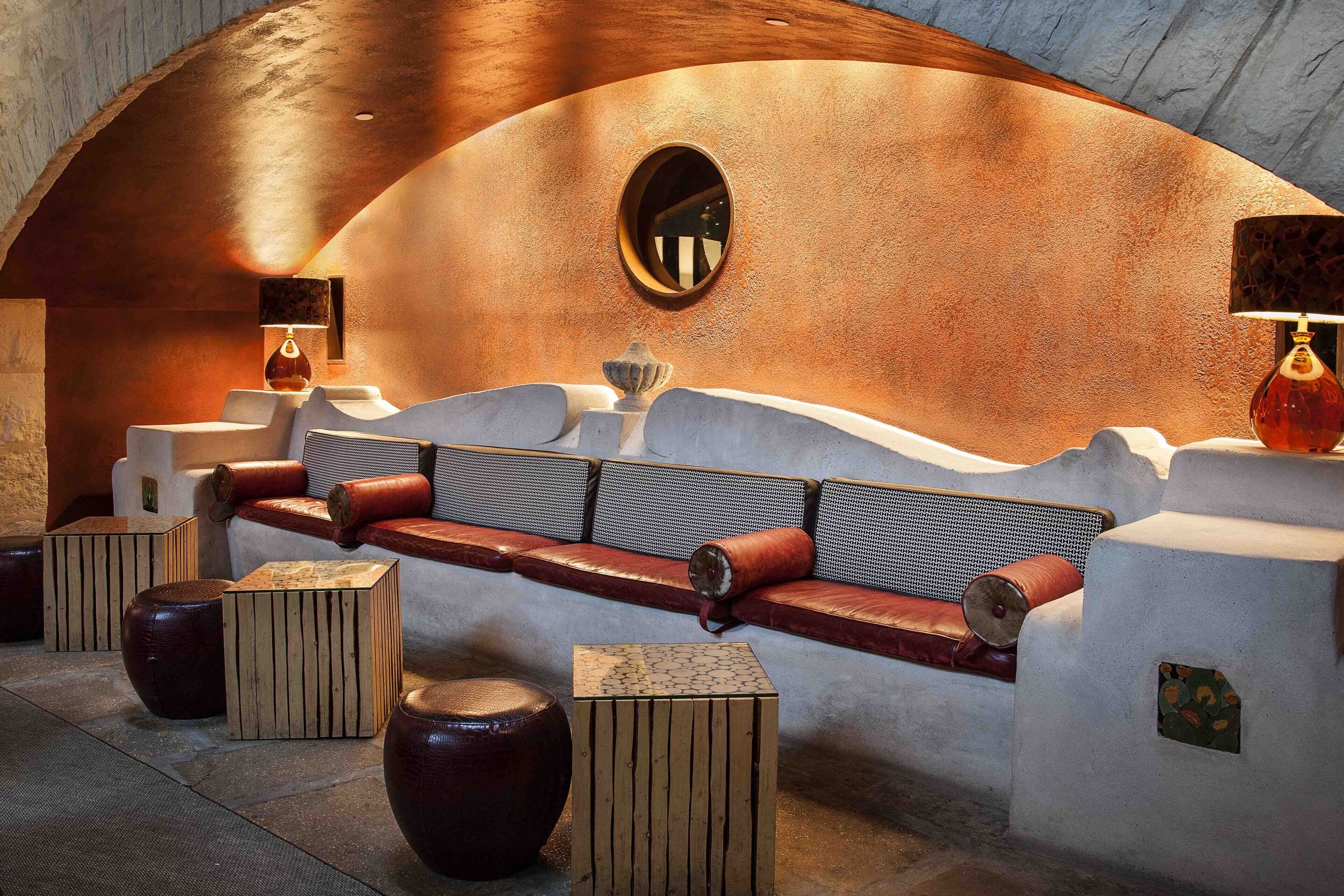 serves lunch, dinner and happy hour