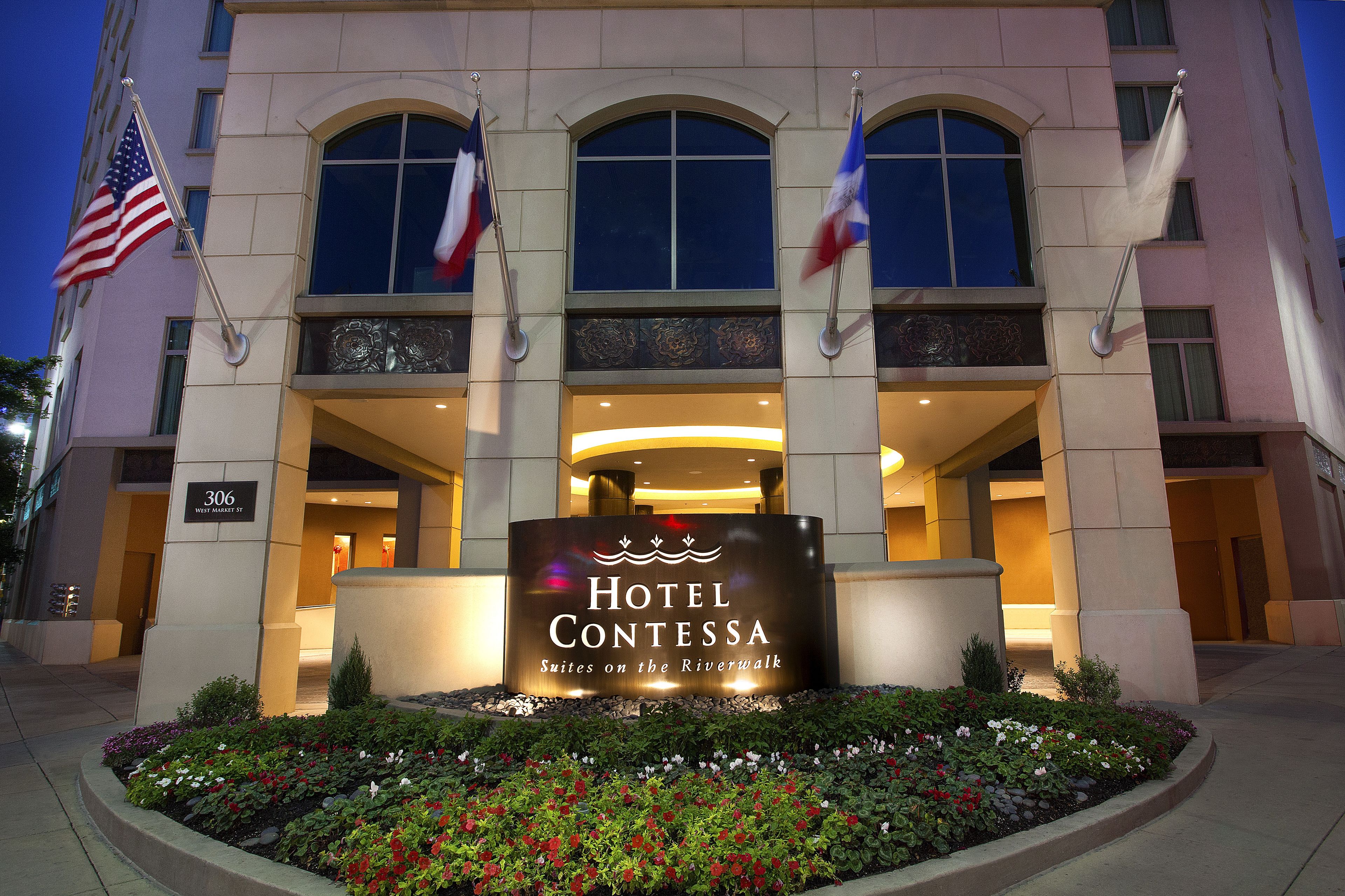 Hotel Contessa mit einem Schild, das 'Suites am Riverwalk' anzeigt.