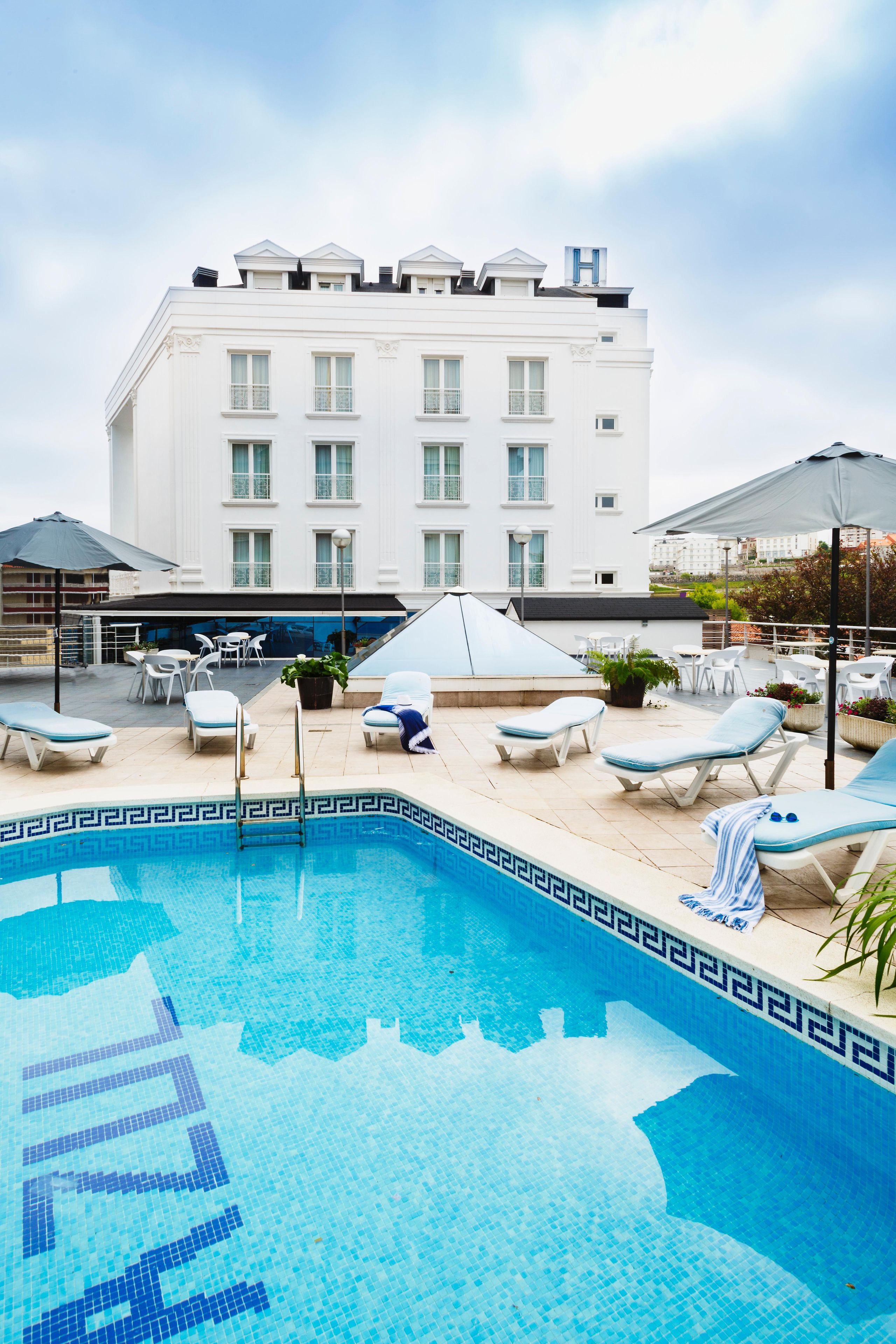 Seasonal outdoor pool, pool umbrellas, sun loungers